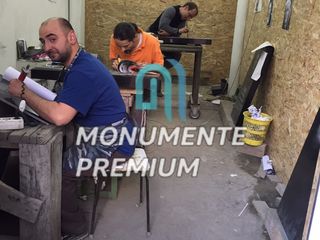 Monumente funerare din granit - prelucrare manuala - Monumente Premium foto 3