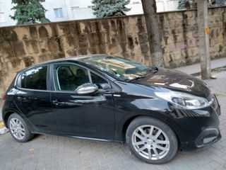 Peugeot 208 foto 2