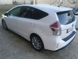 Toyota Prius v foto 4