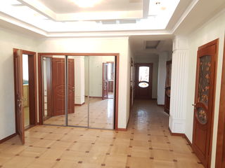 Apartament cu 4 camere, 270 m², Buiucani, Chișinău foto 3