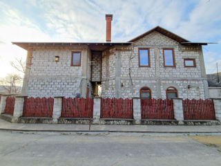Spre vânzare casă cu 2 nivele 230 mp+6 ari, în Ciorescu! foto 1