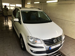 Volkswagen Touran foto 2