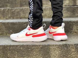 nike react white and red