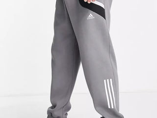 Sportivi pantaloni adidas