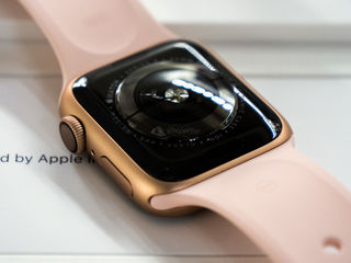 Apple Watch Series 4  40mm Gold Aluminum  В наличии! foto 2