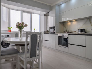 Bucătărie modernă alb lucioasă marca Rimobel