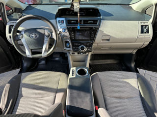 Toyota Prius v foto 15