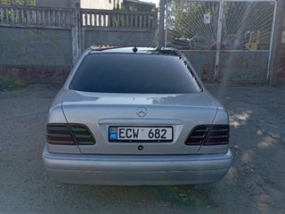 Mercedes E-Class foto 2