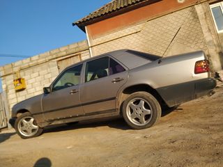 Mercedes Series (W124) foto 1