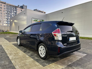 Toyota Prius v foto 4