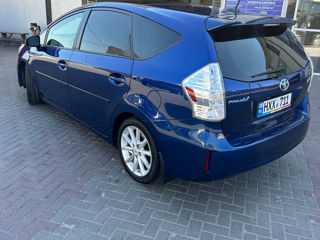 Toyota Prius v foto 8