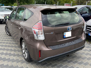 Toyota Prius v foto 4