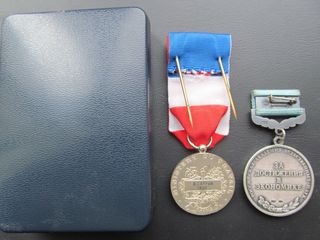 Медали и 2 кружки ГДР foto 6