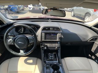 Jaguar XE foto 9