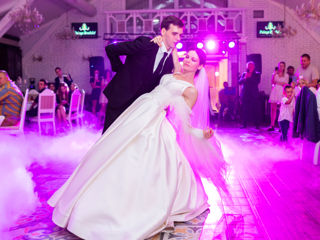 Foto/video/fum greu/lumini/artificii/dansatori si muzicanti la nunta ta. Surprize garantate!!!