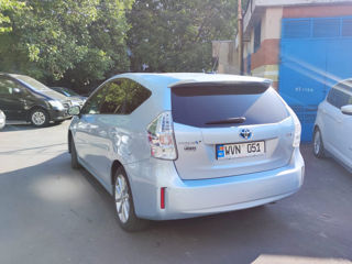 Toyota Prius v foto 2