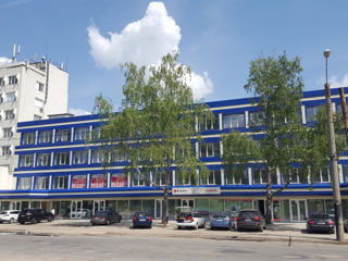Clădirea administrativă de pe prima linie.