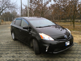 Toyota Prius v foto 2