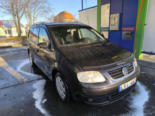 Volkswagen Touran foto 3