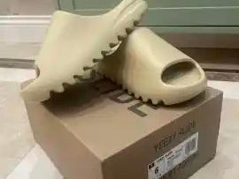 Yeezy slides bej foto 1