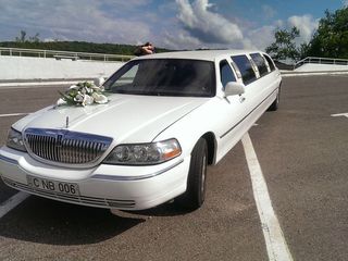 Белоснежный лимузин Lincoln Town Car -элегантный красавец для любых торжеств и мероприятий foto 3