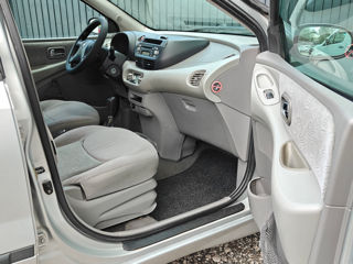 Nissan Almera Tino foto 9