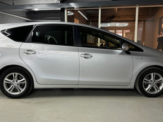 Toyota Prius v foto 3