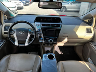 Toyota Prius v foto 10