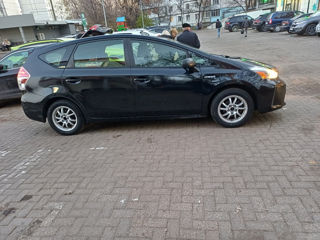 Toyota Prius v foto 3