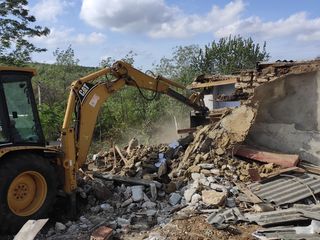 Demolare mecanizata. Evacuarea gunoiului mult foto 3