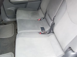 Toyota Prius v foto 3