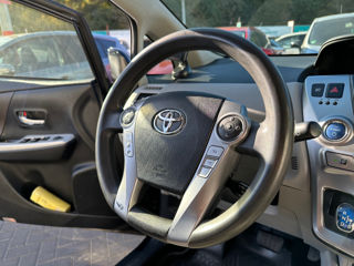 Toyota Prius v foto 16