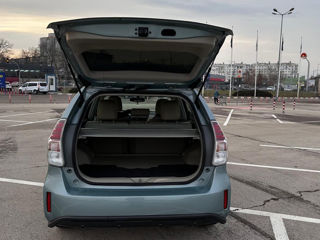 Toyota Prius v foto 10