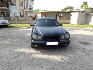 Mercedes E Class foto 1