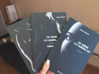 Vând cartea De mână cu umbra lui de Ioana Pricop , toate 3 volume