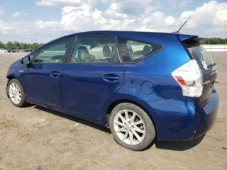 Toyota Prius v foto 2