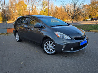 Toyota Prius v foto 2