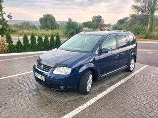 Volkswagen Touran foto 1