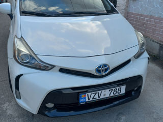 Toyota Prius v foto 1