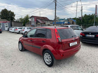 Ford Fiesta foto 1