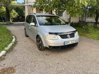 Volkswagen Touran foto 2