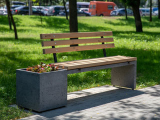Banca din beton cu speteaza de lemn si ghiveci / бетонная скамейка с деревянной спинкой и горшком