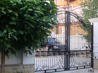 Balustrade, porți, garduri,copertine, gratii, uși metalice și alte confecții din fier forjat. foto 10