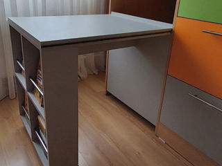 Детская кровать со шкафом, письменным столом и ящиками для хранения. foto 4
