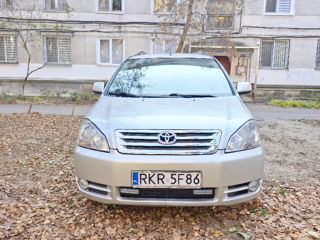 Toyota Avensis Verso foto 2