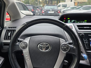 Toyota Prius v foto 7