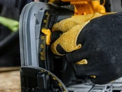 ferastrau circular de mana cu plonjare dewalt dcs520t2 / пила дисковая погружная аккумуляторная foto 6