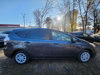 Toyota Prius v foto 12