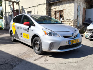 Toyota Prius v foto 1