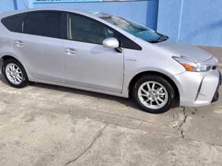 Toyota Prius v foto 4